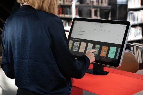 Kvinne søker etter sjanger på bibliotekets nettsider