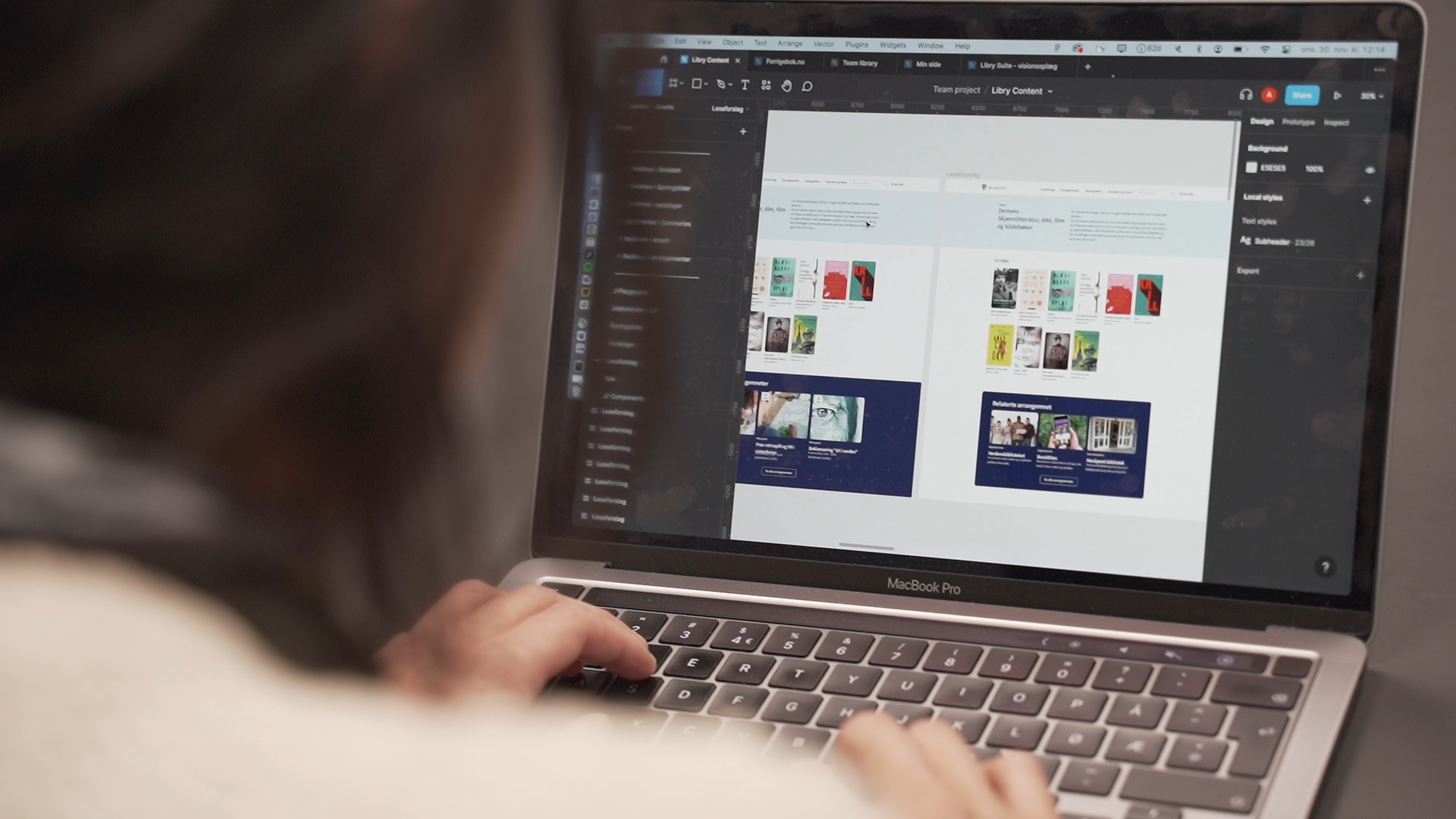 Bilde av designer som jobber. Biblioteksentralen utvikler Libry Content, en nettside- og formidlingsplattform skreddersydd for bibliotek.