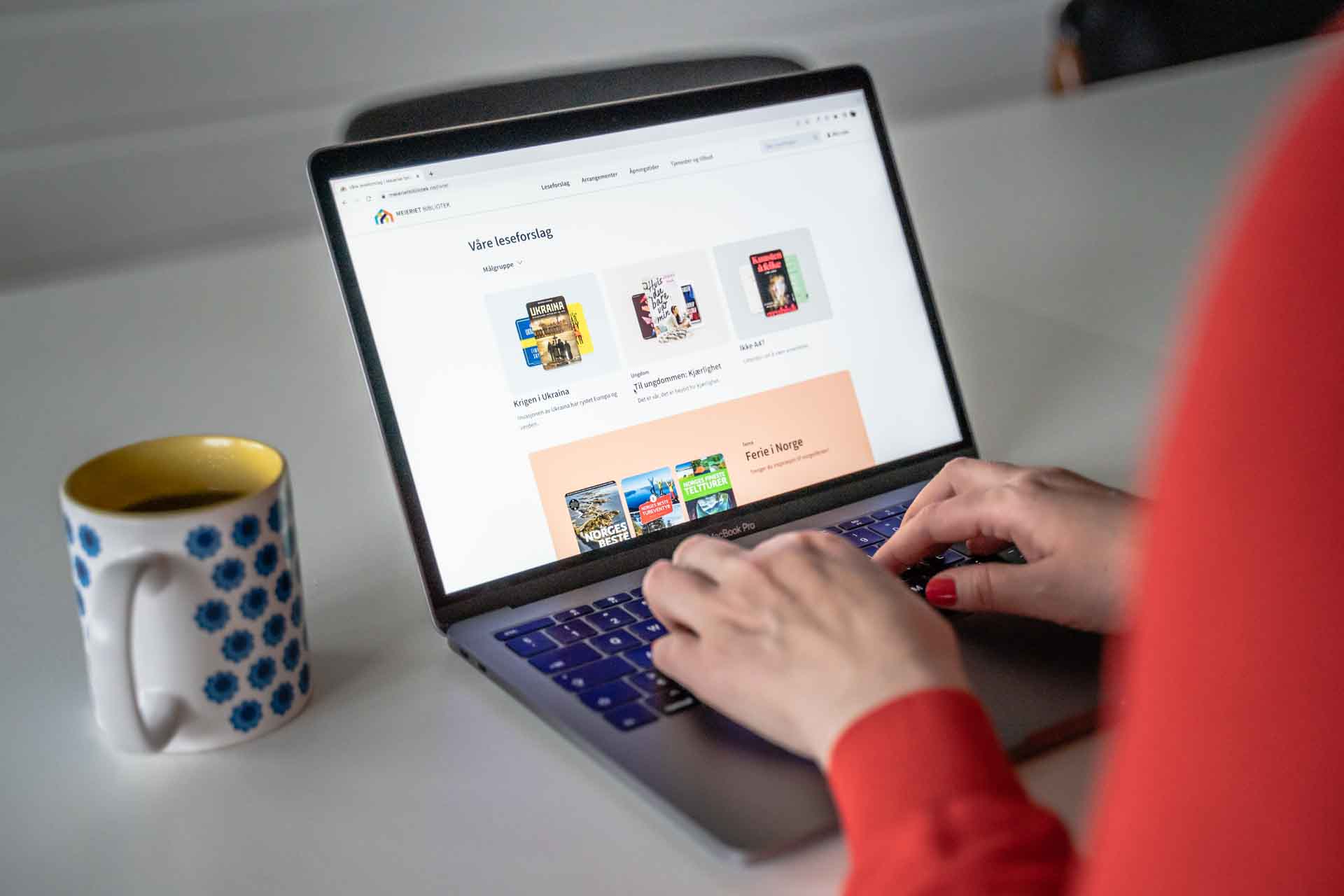 Person som bruker bibliotekenes formidlingsplatform Libry Content.